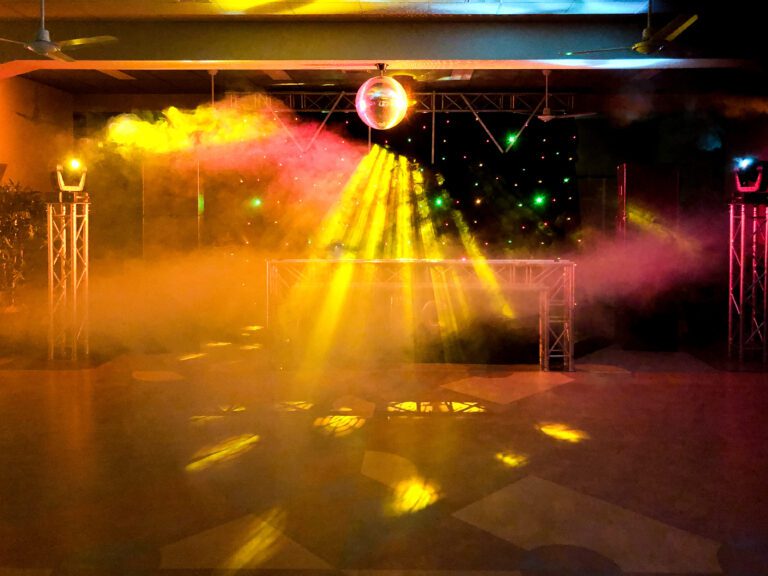 Professioneel licht op een uitgebreide show van Feestmaat