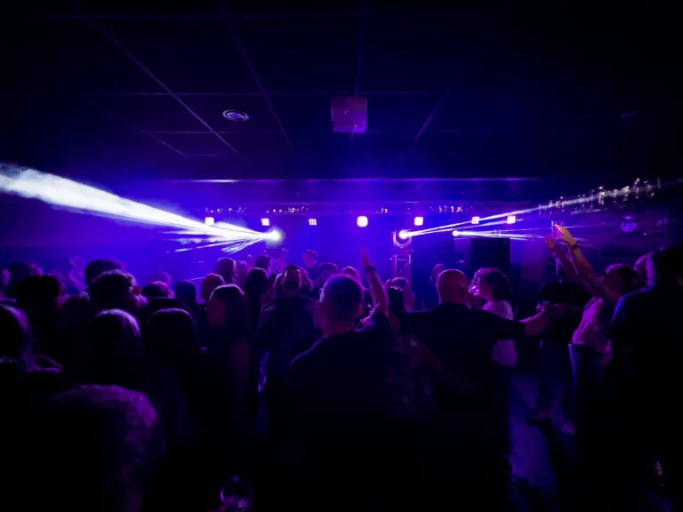 Sfeerbeeld op het 80 jarig jubileumfeest van VV Uchta, met DJ Peter Smit